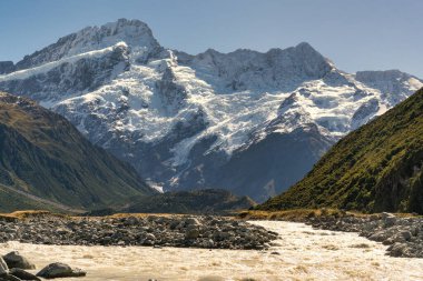 Tasman Nehri, Aoraki Dağı 'ndaki Tasman Vadisi' nden hızla akar. Güney Alpleri karla kaplı ulusal park.