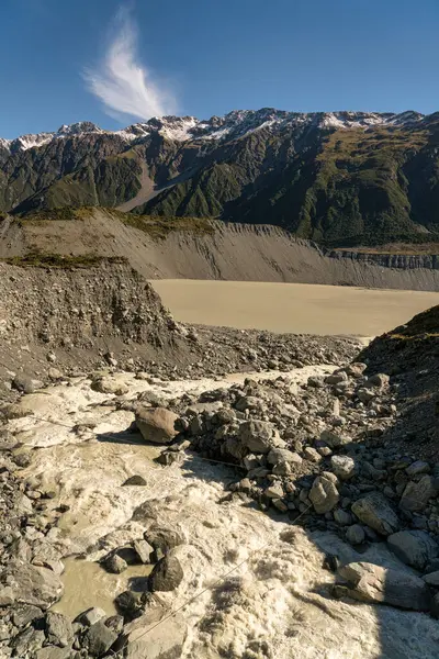 Hooker Nehri, Aoraki Ulusal Parkı 'ndaki Hooker Vadisi' nden akıyor.