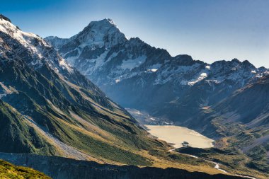 Sealy Tarns 'ın dağ manzarası Aoraki Dağı Ulusal Parkı' nda yürüyor.