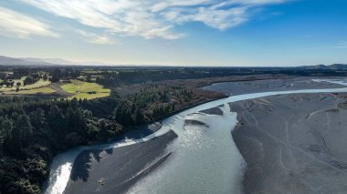 Waimakariri Vadisi çevresindeki tarım arazileri ve tarım arazilerinin hava manzarası