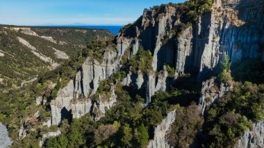 Putangirua Pinnacles, Güney Wairarapa 'da bulunan bir jeolojik oluşum. Yüzüklerin Efendisi: Kralın Dönüşü burada çekildi. 