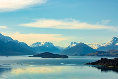 Wakatipu Gölü 'nün karı, Glenorchy' ye bakan sıradağları kaplıyordu.