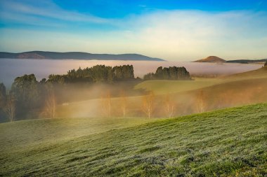 Vadide yoğun sis, tepelerin sisi ve tarlalarda buz. Gündoğumunda Berwick 'in kırsal tepelerinde (Dunedin' in güney batısında)