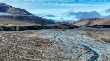 Ashburton dağlarının insansız hava aracı görüntüsü. Heron Gölü 'ne giden kurak araziden akan bir nehir.