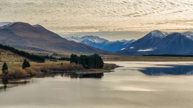 Hakatere koruma alanındaki Heron Gölü kıyısındaki kırsal bölge insansız hava aracı perspektifi