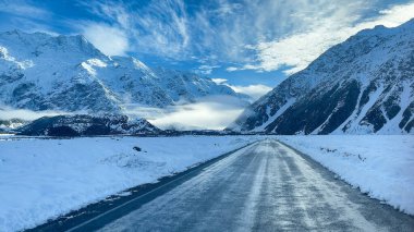Aoraki Dağı Ulusal Parkı 'ndaki karı temizlemek için yol sürüldü.