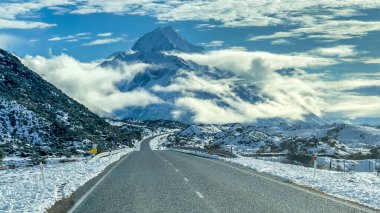 Aoraki Dağı Ulusal Parkı 'na giden yolda karları kaldırmak için otoyol sürüldü.