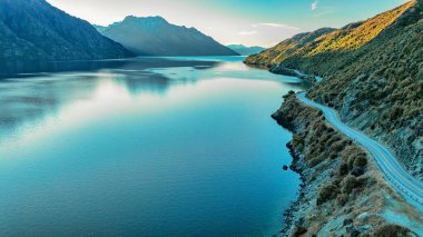 Şeytanın Merdiveni, Queenstown & Kingston arasındaki Wakatipu Gölü kıyıları boyunca uzanan otoyol.