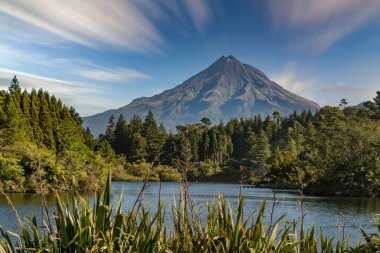 Mangamahoe Gölü manzaralı arka planda Taranaki Dağı var.