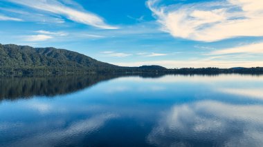 Alp Gölü 'nün hava görüntüleri Güney Alpleri sıradağlarıyla çevrili.