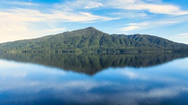 Alp Gölü 'nün hava görüntüleri Güney Alpleri sıradağlarıyla çevrili.