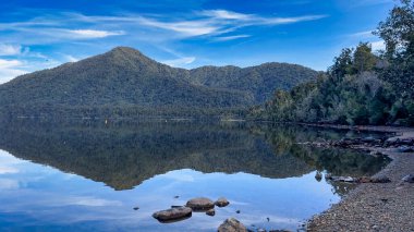 Alp Gölü 'nün hava görüntüleri Güney Alpleri sıradağlarıyla çevrili.