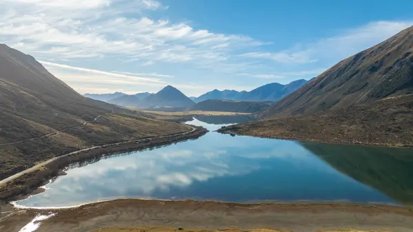 Pearson Gölü 'nün insansız hava aracı görüntüsü. Yeni Zelanda' nın Waimakariri Havzası 'nda bir göl.