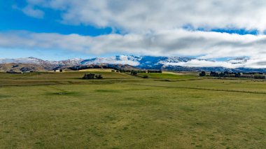 Otago şehir merkezindeki Saint Bathans kırsalındaki tarım arazisinin insansız hava aracı manzarası.