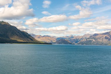 Hawea Gölü 'nün gelişmemiş alp manzarası.