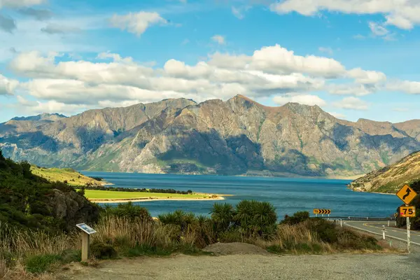 stock image Lake scenery at the undeveloped alpine Lake Hawea