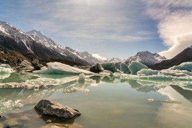 Aoraki Cook Dağı Ulusal Parkı 'ndaki nehrin sonundaki Tazman Gölü' ndeki buzdağları.