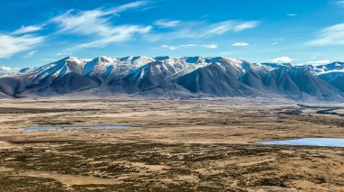 Ohau Gölü ve güney Alpleri 'ne giden yol, Alp otları ve tundra arazisinden geçiyor.