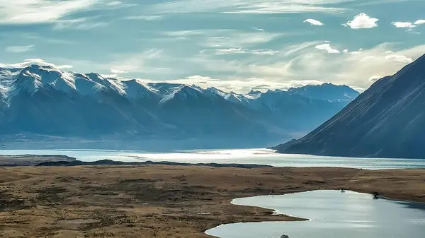 Ohau Gölü ve güney Alpleri 'ne giden yol, Alp otları ve tundra arazisinden geçiyor.