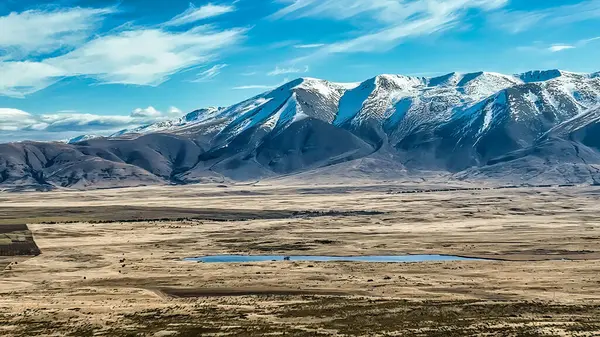 Ohau Gölü ve güney Alpleri 'ne giden yol, Alp otları ve tundra arazisinden geçiyor.