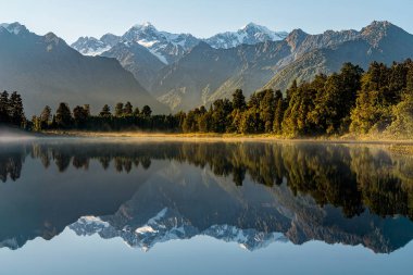 Güney Alpleri, Fox Buzulu yakınlarındaki Matheson Gölü 'ndeki güzel sakin suya yansıdı.
