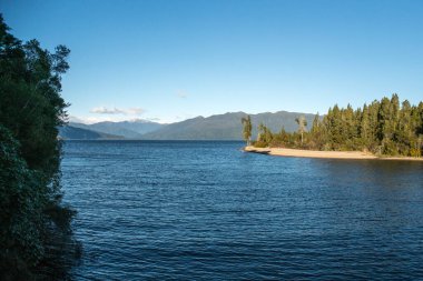 Batı kıyısındaki Kaniere Gölü kıyısında.