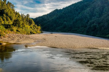 Westport ve Inangahua kavşağı arasındaki Lower Buller geçidinde nehir manzarası.