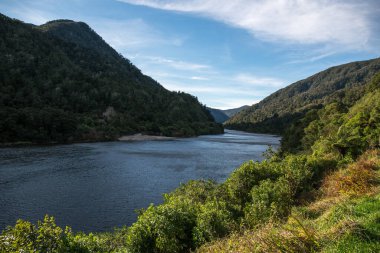 Westport ve Inangahua kavşağı arasındaki Lower Buller geçidinde nehir manzarası.