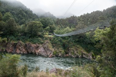 Buller nehri, NZ 'nin en uzun asma köprüsüne yakın Buller Boğazı' nın yukarısında yer alıyordu.
