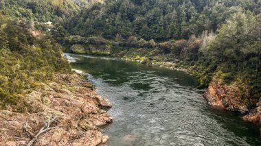 Buller nehri, NZ 'nin en uzun asma köprüsüne yakın Buller Boğazı' nın yukarısında yer alıyordu.