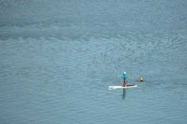 Limanın manzarası yatlarla çevrili Bankalar Yarımadası Christchurch 'ün kayan tepelerinden izleniyor