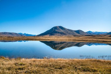 Ashburton tepelerindeki Alp Gölleri kıyısındaki kurak kırsal bölge Hakatere koruma alanı