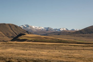 Ashburton tepelerindeki Alp Gölleri kıyısındaki kurak kırsal bölge Hakatere koruma alanı