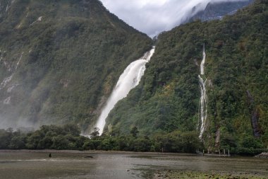 Şelale ve Mitre Milford Sound 'da bulutlu bir günde zirve manzarası
