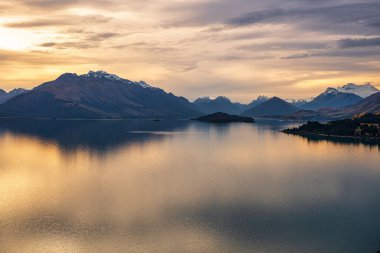 Milford Sound 'a giderken Te Anau Gölü üzerinde canlı bir alacakaranlık bulutu.