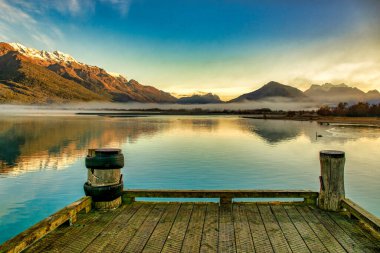 Queenstown ve Glenorchy arasında Wakatipu Gölü kıyısı boyunca sürüş sahnesi