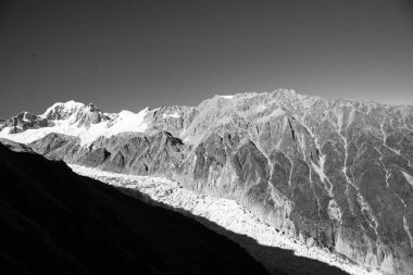 Güney Alp Dağları 'nın üzerinden uçarken tepeler karla kaplıydı
