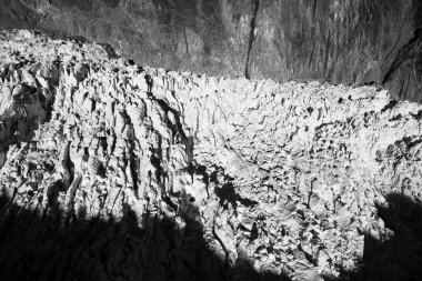 Güney Alp Dağları 'nın üzerinden uçarken tepeler karla kaplıydı