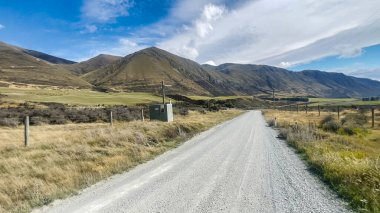 Dağlarla çevrili Canterbury NZ 'deki Rangitata Vadisi' ndeki aşırı kurak tarlalar.