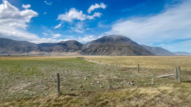 Dağlarla çevrili Canterbury NZ 'deki Rangitata Vadisi' ndeki aşırı kurak tarlalar.