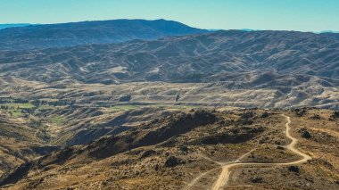 Nevis yolundaki tehlikeli güzergahta toprak yolda ilerliyorum.