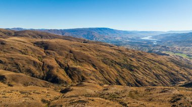 Nevis yolundaki tehlikeli güzergahta toprak yolda ilerliyorum.