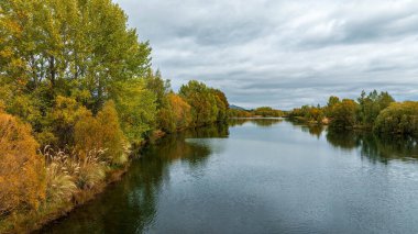 Kellands Gölü manzarası ve canlı sonbahar rengi Ruataiwha Gölü 'nün bir kolunda, Twizel balık tutmak için harika.