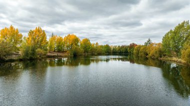 Kellands Gölü manzarası ve canlı sonbahar rengi Ruataiwha Gölü 'nün bir kolunda, Twizel balık tutmak için harika.