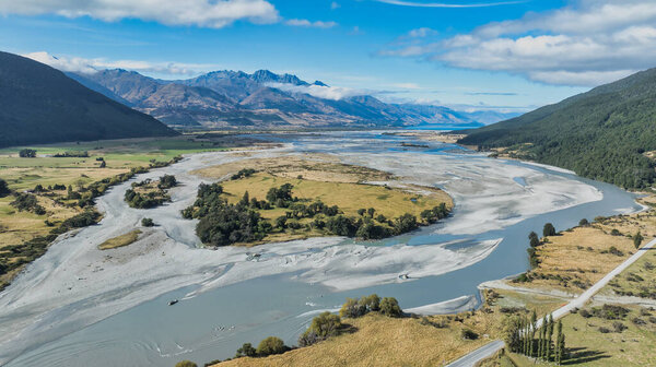 Воздушная сцена реки Дарт, протекающей между озером Вакатипу и горным массивом Южные Альпы
