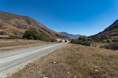 Dağ sıralarıyla çevrili Canterbury NZ 'deki Ahuriri koruma vadisindeki aşırı kurak tarlalar.