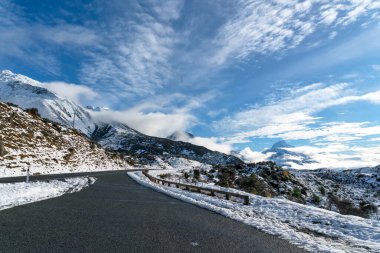 Aoraki Dağı Ulusal Parkı 'na giden yolda taze kar damlası.