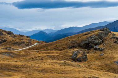 Kelvin Heights üzerinde çalışan bir geyik çiftliğinden Queenstown ve Wakatipu havzasının panoramik manzarası
