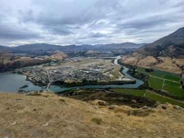 Kelvin Heights üzerinde çalışan bir geyik çiftliğinden Queenstown ve Wakatipu havzasının panoramik manzarası