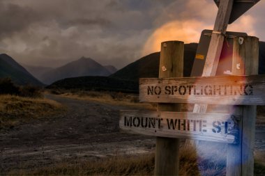 Güney NZ Adası 'ndaki büyük bir koyun istasyonunun yerini gösteren işaret direği.